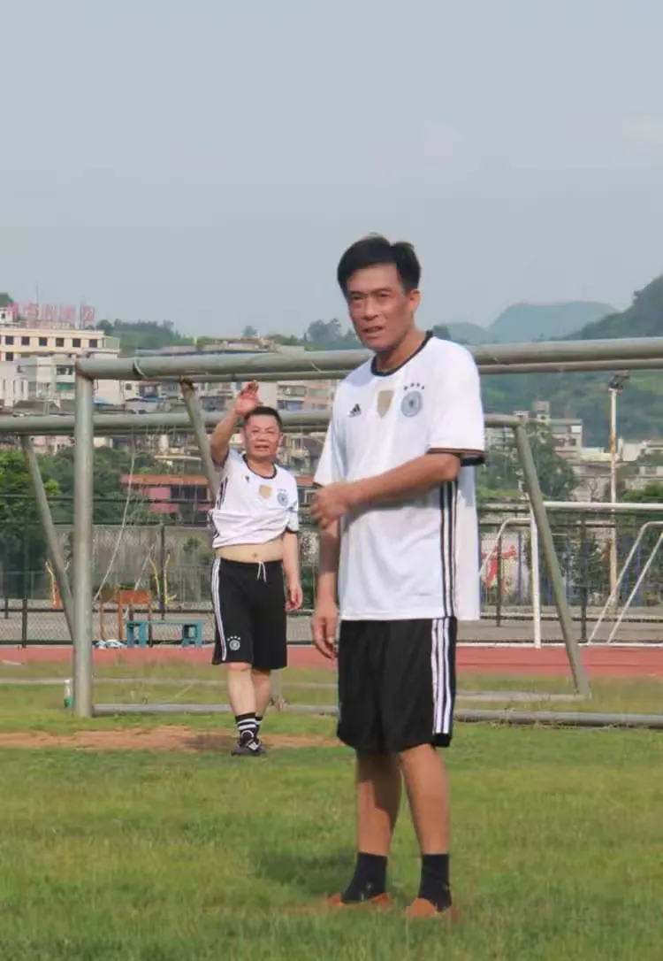 队员训练勤奋，球场风云日下展示成果